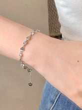 Armband mit Herzanhängern und Strasssteinen